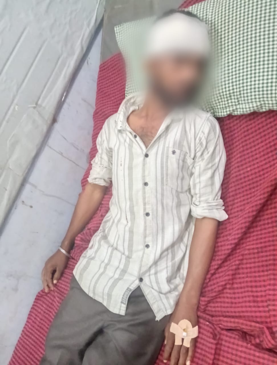 सीहोर के थाना सिद्दीकगंज क्षेत्र में मोटर साईकिल ट्रैक्टर से टकरा जाने के कारण 03 व्यक्ति गंभीर रूप से हुए घायल, डायल-112 जवानों ने पहुँचाया अस्पताल।